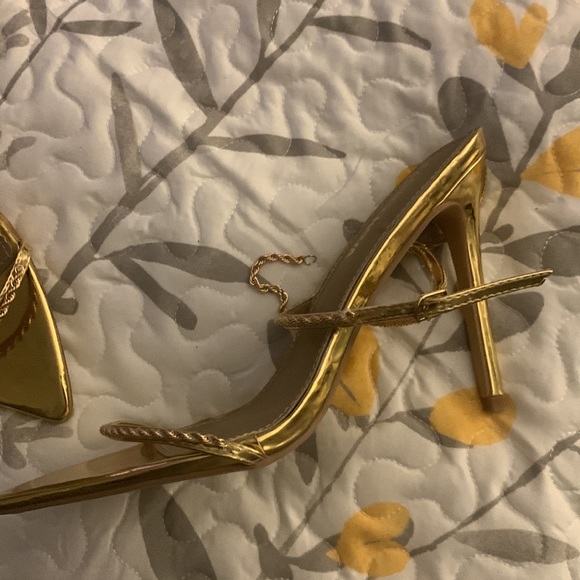 Sexy gold heel - Picture 2 of 3